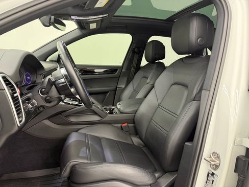 Certified 2023 Porsche Cayenne AWD/4WD image 5