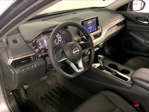 Used 2025 Nissan Altima 2.5 SV image 14