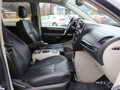 Used 2014 Chrysler Town & Country Touring image 30