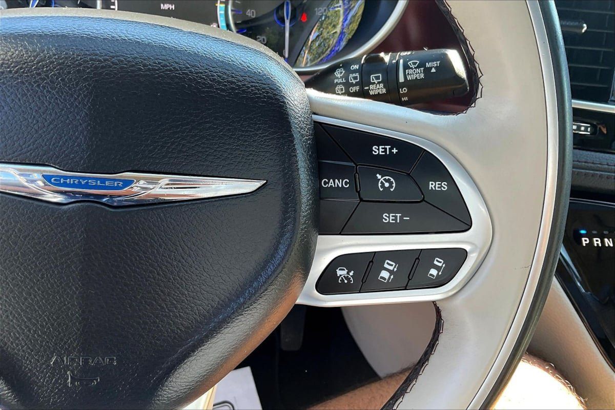 Used 2017 Chrysler Pacifica Limited w/ UConnect Theater Package FWD image 12