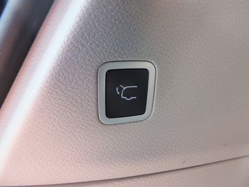 Used 2024 Chrysler Pacifica Touring-L image 18