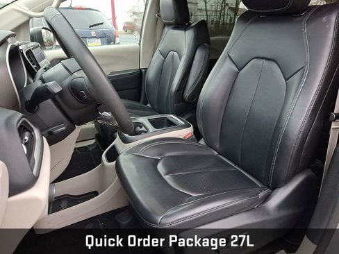 Used 2023 Chrysler Pacifica Touring-L image 14