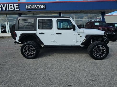 Used 2018 Jeep Wrangler Unlimited Sahara AWD/4WD image 8