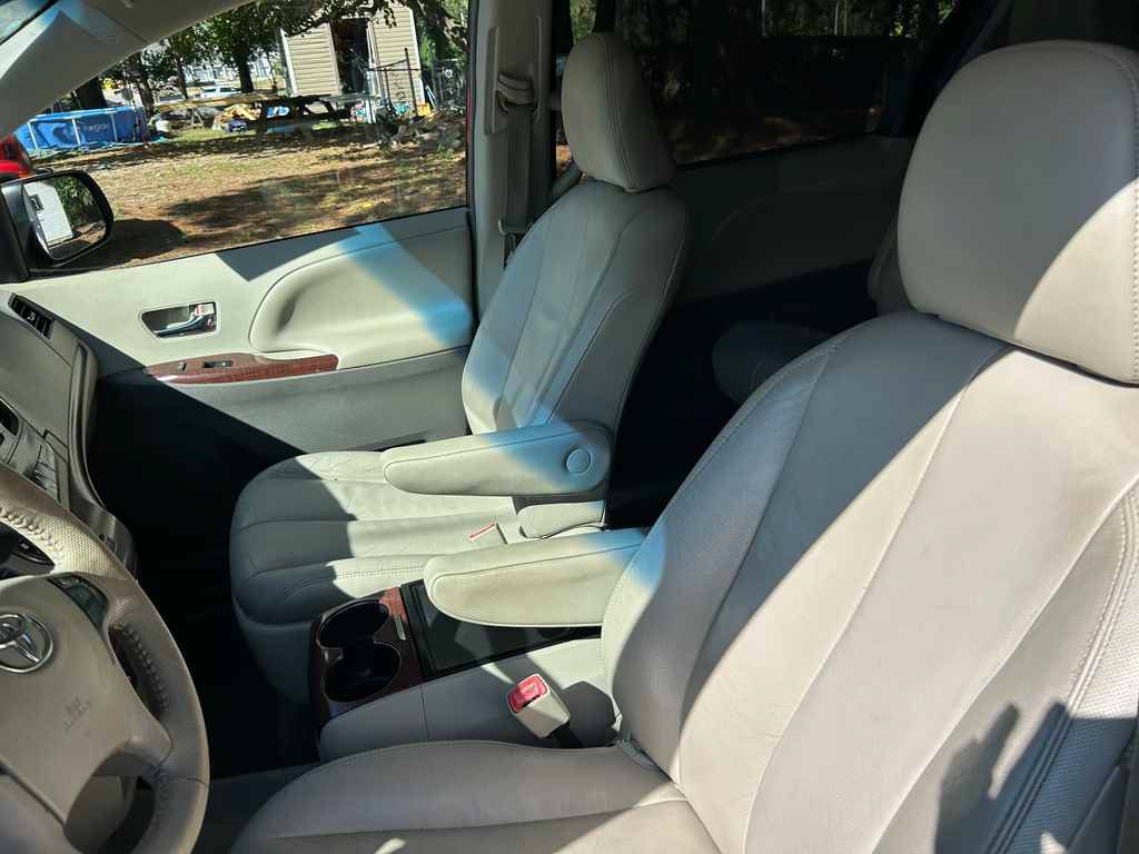 Used 2014 Toyota Sienna XLE FWD image 9