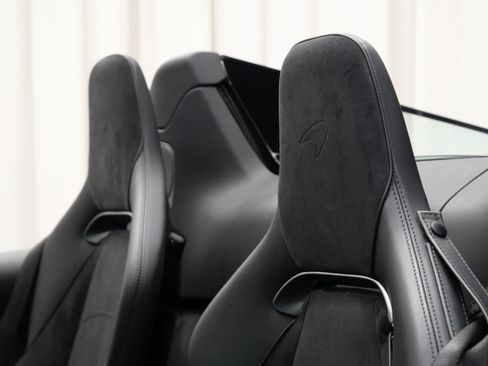 Used 2025 McLaren Artura Spider RWD image 28