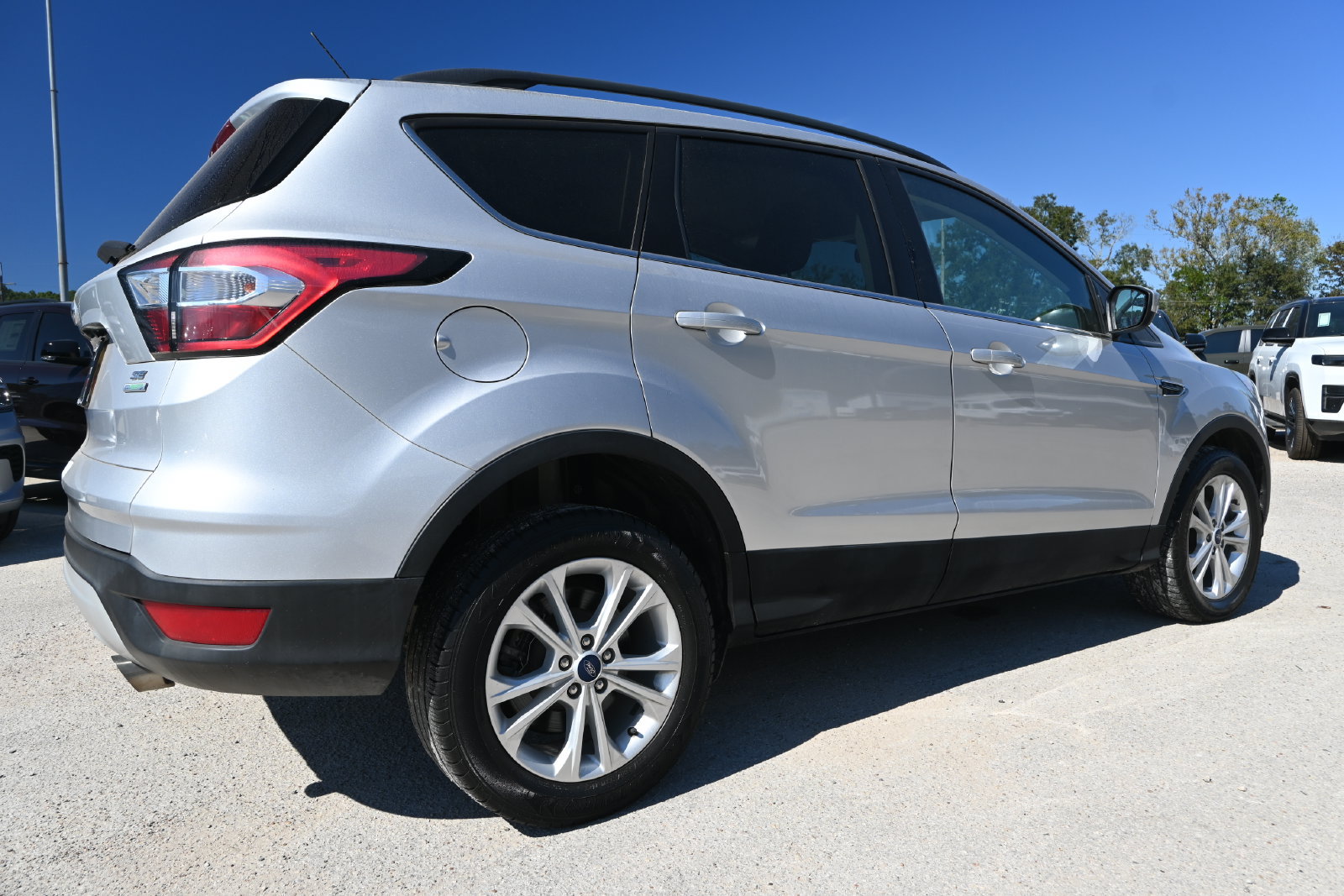 Used 2018 Ford Escape SE FWD image 2