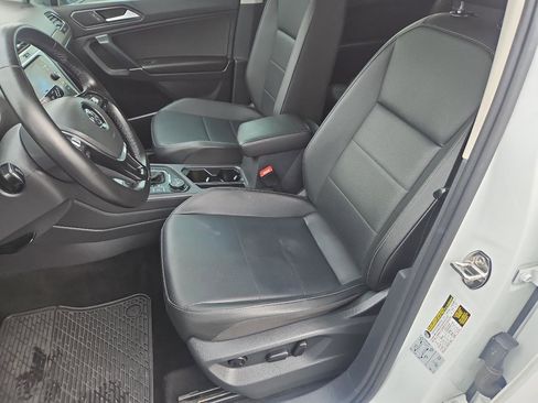Used 2018 Volkswagen Tiguan SE w/ 3rd Row Seat Package image 12