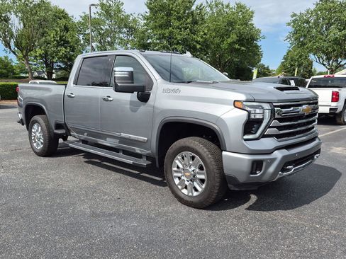Used 2024 Chevrolet Silverado 2500 High Country w/ Technology Package AWD/4WD image 2