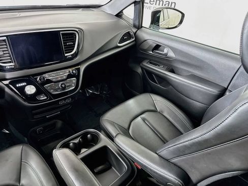 Used 2025 Chrysler Pacifica Select FWD image 23
