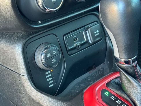 Used 2016 Jeep Renegade Trailhawk image 20