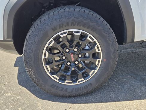 Used 2026 GMC Canyon AT4 w/ Technology Plus Package AWD/4WD image 7