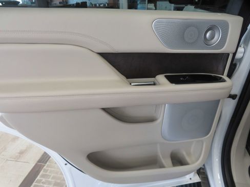 Used 2020 Lincoln Navigator Reserve w/ Luxury Package image 18