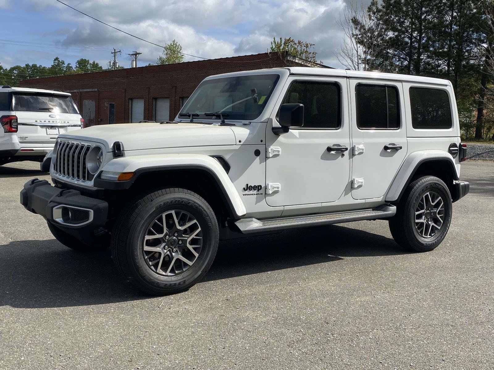 New 2026 Jeep Wrangler Unlimited Sahara AWD/4WD image 3