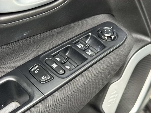 Used 2018 Jeep Renegade Latitude w/ Cold Weather Group AWD/4WD image 22