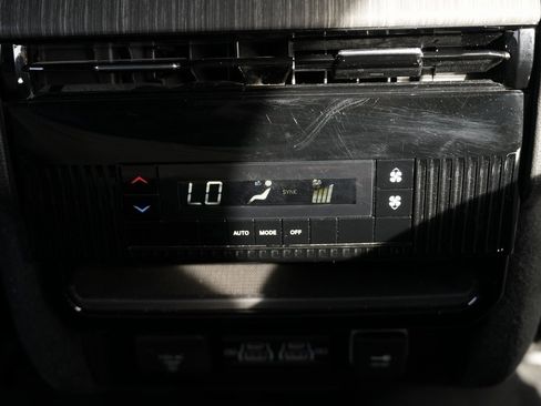 Used 2023 Jeep Wagoneer L Series II image 39