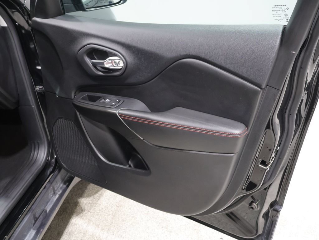 Used 2020 Jeep Cherokee Trailhawk w/ Cold Weather Group AWD/4WD image 24