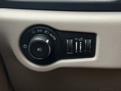 Used 2024 Chrysler Pacifica Touring-L image 24