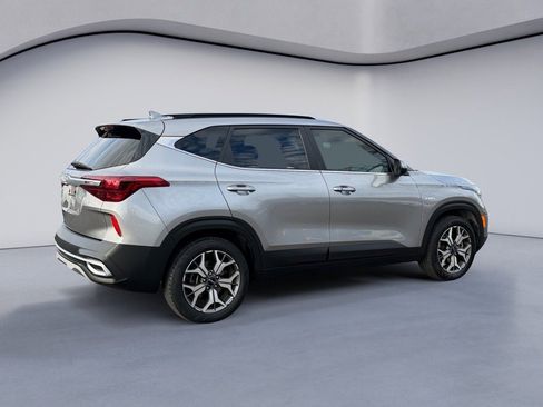 Used 2022 Kia Seltos EX image 3