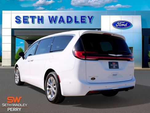 Used 2024 Chrysler Pacifica Touring-L image 7