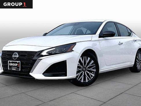 Used 2025 Nissan Altima 2.5 SV FWD image 1