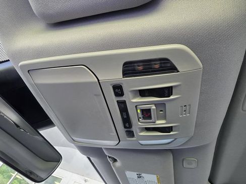 Used 2023 Toyota Highlander XLE FWD image 30