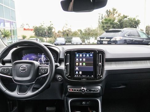 Used 2025 Volvo XC40 B5 Core image 15