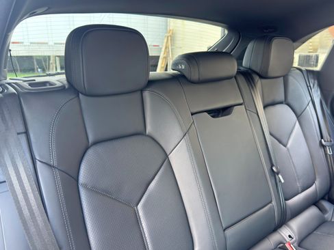 Used 2025 Porsche Macan AWD/4WD image 39