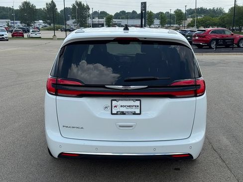 Used 2023 Chrysler Pacifica Touring-L FWD image 35