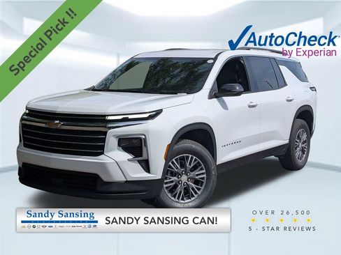 Used 2025 Chevrolet Traverse LT FWD image 1