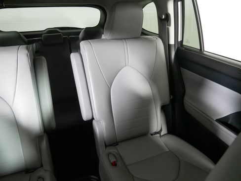 Used 2022 Toyota Highlander XLE image 14