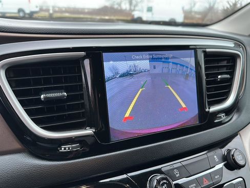 Used 2017 Chrysler Pacifica Touring w/ Tire & Wheel Group image 29