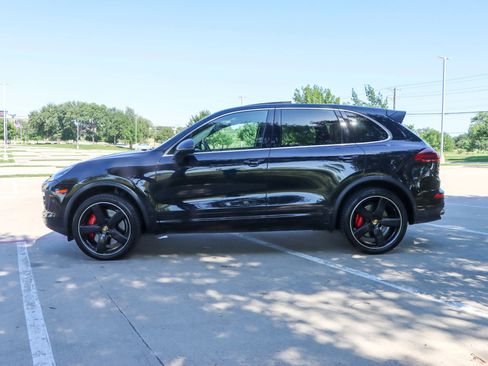 Used 2017 Porsche Cayenne Turbo w/ Premium Plus Package AWD/4WD image 4