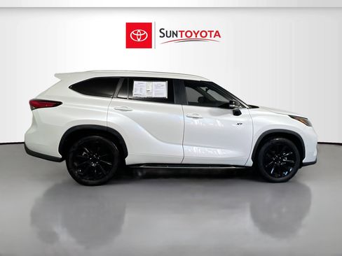 Used 2023 Toyota Highlander XLE FWD image 2