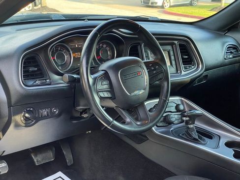 Used 2015 Dodge Challenger SXT RWD image 10