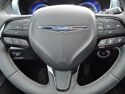 Used 2025 Chrysler Pacifica Limited FWD image 26