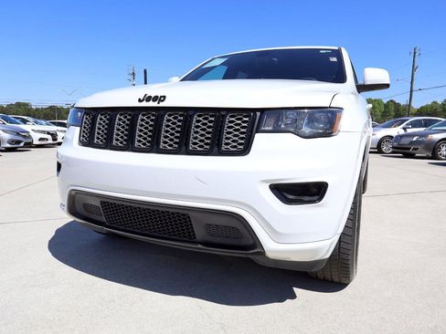 Used 2018 Jeep Grand Cherokee Altitude image 31