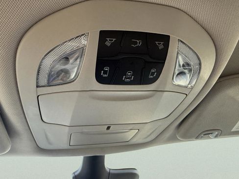 Used 2023 Chrysler Pacifica Touring-L image 30