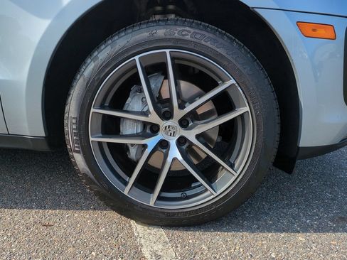 Used 2025 Porsche Macan AWD/4WD image 11