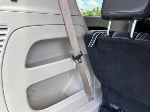 Used 2024 Chrysler Pacifica Touring-L FWD image 18