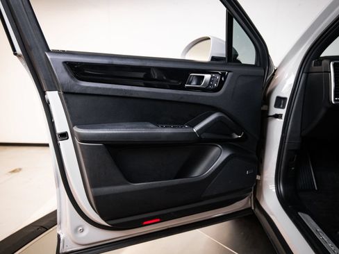 Certified 2023 Porsche Cayenne AWD/4WD image 23