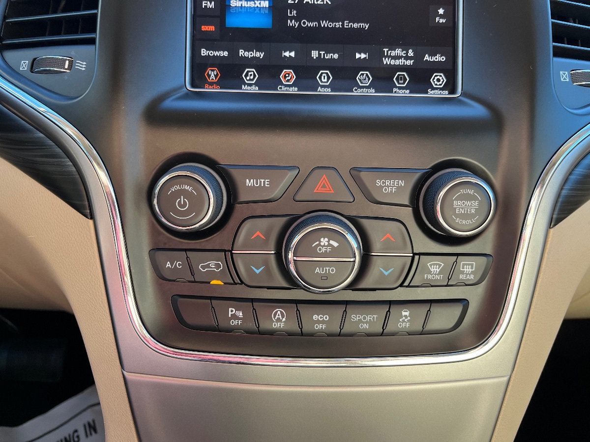 Used 2020 Jeep Grand Cherokee Laredo AWD/4WD image 15
