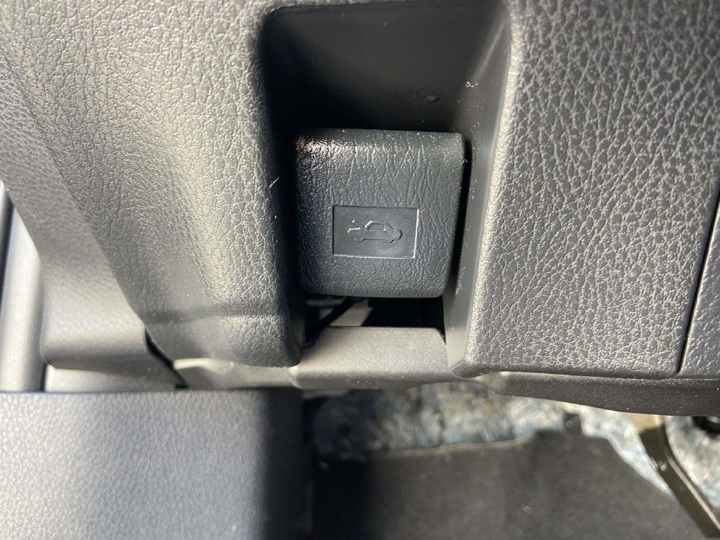 Used 2025 Toyota Camry XLE FWD image 32