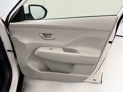 Used 2025 Hyundai Kona SEL image 32