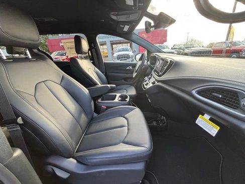 New 2026 Chrysler Pacifica Select image 7