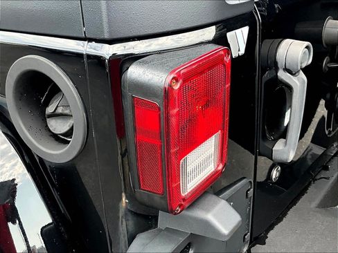 Used 2017 Jeep Wrangler Unlimited Sahara w/ Connectivity Group AWD/4WD image 23