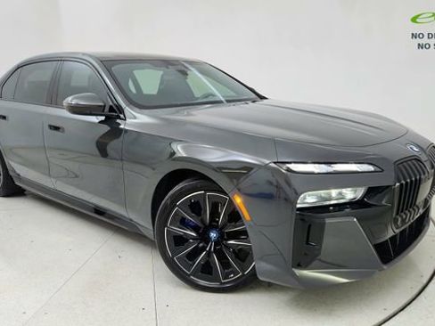 Used 2023 BMW i7 xDrive60 AWD/4WD image 1