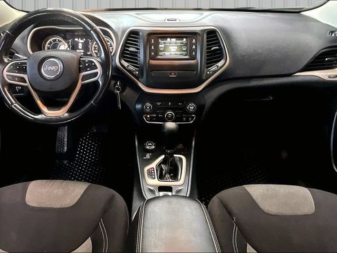 Used 2018 Jeep Cherokee Latitude w/ Altitude Package AWD/4WD image 7