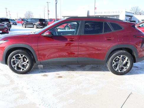 Used 2025 Chevrolet Trax LT w/ LT Convenience Package image 9