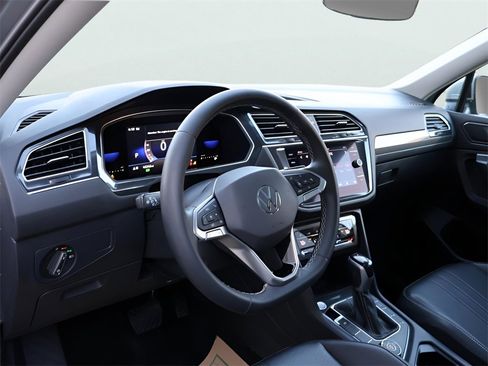 Used 2022 Volkswagen Tiguan SE w/ Panoramic Sunroof Package image 20