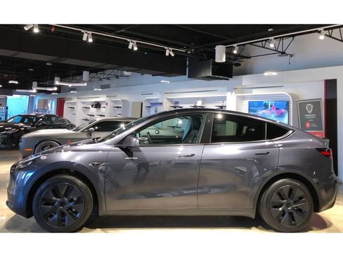 Used 2024 Tesla Model Y Long Range image 8